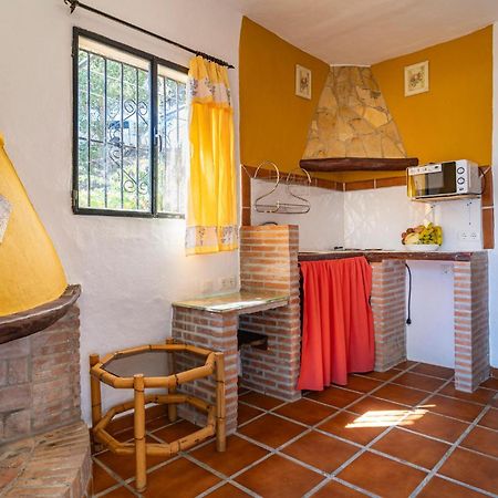 Amazing Cottage In Algatocin With Kitchen Kültér fotó